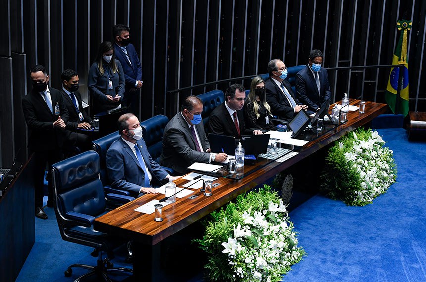 <h3 style="text-align: left"><strong><span style="font-size: 16pt;">Promulgada emenda constitucional de proteção de dados</span></strong></h3><hr><p style="text-align: justify">Em sessão solene nesta quinta-feira (10), o Congresso Nacional promulgou a Emenda Constitucional (EC 115), que inclui a proteção de dados pessoais entre os direitos e garantias fundamentais. O texto também fixa a competência privativa da União para legislar sobre proteção e tratamento de dados pessoais.</p><p style="text-align: justify">Em nome do Congresso Nacional, o presidente Rodrigo Pacheco realçou a importância da emenda para o fortalecimento das liberdades públicas. Ele avaliou que o novo mandamento constitucional reforça a liberdade dos brasileiros e a privacidade do cidadão, além de favorecer os investimentos em tecnologia no país.</p><p style="text-align: justify">A EC 115 teve origem na Proposta de Emenda à Constituição (PEC) <a target="_self" data-router-slot="disabled" class="external-link" href="https://www25.senado.leg.br/web/atividade/materias/-/materia/135594" title="" type="external">17/2019</a>, aprovada pelo Senado em outubro do ano passado. Apresentada pelo senador Eduardo Gomes (MDB-TO) e relatada pela senadora Simone Tebet (MDB-MS), a PEC atribui à União as competências de organizar e fiscalizar a proteção e o tratamento de dados pessoais, de acordo com a Lei Geral de Proteção de Dados (<a target="_self" data-router-slot="disabled" class="external-link" href="http://www.planalto.gov.br/ccivil_03/_ato2015-2018/2018/lei/l13709.htm" title="" type="external">LGPD — 13.709, de 2018</a>), aprovada em 2018 e em vigor desde setembro de 2020.</p><p style="text-align: justify">Na sessão, compuseram a Mesa o senador Eduardo Gomes, primeiro subscritor da emenda; o deputado Orlando Silva (PCdoB-SP), relator da matéria na comissão especial destinada à apreciação da emenda na Câmara; o ministro do Supremo Tribunal de Justiça (STJ), Ricardo Villas Bôa Cueva; e o senador Alexandre Silveira (PSD-MG), que leu o autógrafo da emenda constitucional, assinada em seguida pelo presidente do Senado, Rodrigo Pacheco, concluindo a promulgação. Exemplares da emenda serão encaminhados à Câmara, ao Senado, ao Supremo Tribunal Federal (STF), à Presidência da República e ao Arquivo Nacional.</p><p style="text-align: justify">A sessão contou ainda com representantes da delegação da União Europeia no Brasil; do Facebook; da Autoridade Nacional de Proteção de Dados (ANPD); do Portal Brasileiro de Dados Abertos; do Fórum LGPD do Comitê Regulatório da Associação Brasileira das Empresas de Software; da Associação das Empresas de Tecnologia da Informação e Comunicação (Brasscom); e da Associação Nacional das Universidades Particulares, entre outras instituições.</p><p style="text-align: justify">Após a execução do Hino Nacional, os parlamentares destacaram a importância da promulgação da emenda constitucional, dado o avanço e consolidação da digitalização em todos os setores.</p><h3 style="text-align: justify"><strong><span style="font-size: 16pt;">'Medida meritória'</span></strong></h3><p style="text-align: justify">Além de classificar a emenda como uma “medida meritória” que reforça a segurança jurídica e favorece os investimentos em tecnologia no Brasil, Rodrigo Pacheco destacou que os novos mandamentos constitucionais complementam, lastreiam e reforçam dispositivos inseridos recentemente na legislação ordinária, como o <a target="_self" data-router-slot="disabled" class="external-link" href="http://www.planalto.gov.br/ccivil_03/_ato2011-2014/2014/lei/l12965.htm" title="" type="external">Marco Civil da Internet, de 2014</a>, e a Lei Geral de Proteção de Dados, de 2018.</p><p style="text-align: justify">Os dados, as informações pessoais pertencem, de direito, ao indivíduo e a mais ninguém. Sendo assim, cabe a ele, tão somente a ele, ao indivíduo, o poder de decidir a quem esses dados podem ser revelados e em que circunstâncias, ressalvadas as exceções legais muito bem determinadas, como é o caso de investigações de natureza criminal, realizada de acordo com o devido processo legal. As informações voam à velocidade da luz, e as novas tecnologias, como a revolucionária inteligência artificial, são capazes de prever e descrever comportamentos e interesses coletivos e individuais com grande precisão. Desse modo, faz-se imperativo na modernidade que tenhamos no Brasil um preceito com força constitucional que deixe muito patente nosso compromisso de nação com o valor inegociável do valor da liberdade individual. O Poder Legislativo da União deve ser exaltado, hoje, por cumprir sua função institucional de oferecer ao nosso país uma legislação moderna e eficiente, destinada a regular o uso que se faz das tecnologias avançadas, com respeito à liberdade dos cidadãos. Esse é o espirito da Constituição Federal — afirmou o presidente do Senado.</p><h3 style="text-align: justify"><strong><span style="font-size: 16pt;">Comprometimento</span></strong></h3><p style="text-align: justify">O senador Eduardo Gomes, por sua vez, destacou que a EC 115 foi a primeira emenda constitucional aprovada nesta legislatura por deputados e senadores. Ele também apontou a contribuição dada por Rodrigo Pacheco na formulação da proposta que deu condições à tramitação da matéria.</p><p style="text-align: justify">Ao promulgar a nova emenda, disse Eduardo, o Congresso Nacional declara publicamente seu comprometimento com o pais, os direitos humanos da nova geração e o futuro.</p><p style="text-align: justify">Não há mais como imaginar nenhuma atividade na sociedade que não seja realizada através da tecnologia. A internet transformou as ações, as nações, as democracias, o comércio, a ciência, a educação e até mesmo a religião, mudou radicalmente toda e qualquer relação do cidadão com o Estado, com as empresas e uns com os outros. E esse caminho que todos trilhamos tem seus riscos. Com a tecnologia surgem novos desafios e novas realidades econômicas, culturais e jurídicas. Se, por um lado, a digitalização do mundo venceu fronteiras, aproximou pessoas e fez surgir novas formas de convívio social, por outro lado, tudo isso tem sido realizado com o uso cada vez mais intenso de informações pessoais. Por isso, temos que compreender a importância do dado pessoal na nova realidade global, assim como é imprescindível reconhecer e mitigar os riscos que fazem parte de sua utilização — afirmou o senador.</p><h3 style="text-align: justify"><strong><span style="font-size: 16pt;">Mundo digital</span></strong></h3><p style="text-align: justify">O deputado Orlando Silva, por sua vez, registrou sua admiração por Eduardo Gomes, que, em sua avaliação, “demonstrou inteligência ao se conectar com temas da área digital, além de sensibilidade para o estabelecimento de um comando constitucional para a proteção de dados, e generosidade, ao permitir o diálogo entre Câmara e Senado na produção do texto final da emenda”.</p><p style="text-align: justify">Coordenador do Grupo de Trabalho de Proteção de Dados e Tecnologia da Frente Parlamentar do Setor de Serviços, o deputado Júlio Lopes (PP-RJ) disse que a proteção de dados é fundamental para a sociedade no momento em que a vida foi virtualizada e ganha agora um universo paralelo, no qual as empresas vão construindo e constituindo o metaverso. Ele ressaltou ainda que a promulgação da emenda é um passo decisivo e definitivo na construção da cidadania e na proteção do brasileiro.</p><p style="text-align: justify">Presidente da Frente Parlamentar da Ciência, Tecnologia, Inovação e Pesquisa, o senador Izalci Lucas (PSDB-DF) destacou a importância da emenda constitucional.</p><p style="text-align: justify">Evidente que o Brasil ainda é analógico, mas [continuo] torcendo para que a gente possa avançar na digitalização, na banda larga, para que a gente possa de fato pegar o exemplo lá de fora que já está totalmente digitalizado para também colocar aqui no país — concluiu.</p><p>Fonte: Agência Senado</p>