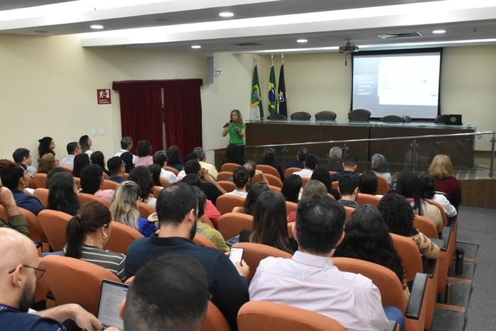 <h4 data-pm-slice="1 1 []" style="text-align: left"><strong>TCE apresenta a política institucional para implementar a Lei Geral de Proteção de Dados&nbsp;</strong></h4><hr><p style="text-align: justify">O Tribunal de Contas do Estado (TCE/RN) apresentou, nesta sexta-feira, a política de implementação da Lei Geral de Proteção de Dados (LGPD) no âmbito institucional. O cronograma de ações, iniciado com o evento, se estende até agosto de 2025, quando a política de LGPD deverá estar consolidada.</p><p style="text-align: justify">O evento contou com duas palestras. A primeira abordou a experiência do Tribunal de Contas da União (TCU) no tratamento de dados e foi conduzida por Mônica Contrim Chaves, auditora federal de controle interno do TCU. Em seguida, a auditora de controle interno do TCE, Márcia Marques, apresentou a proposta de implementação da política de LGPD na corte de contas potiguar.</p><p style="text-align: justify">“O TCE possui o maior repositório de dados do Estado. Monitoramos 167 municípios e câmaras municipais, com dados de todos os servidores ativos e inativos, inclusive de patrimônio. Tratamos de dados sensíveis”, afirmou o presidente do TCE, conselheiro Gilberto Jales, ao destacar o desafio de implantar a cultura de proteção de dados nas instituições.</p><p style="text-align: justify">Aprovada em 2018, a Lei nº 13.709, conhecida como LGPD, tem o objetivo de regular a privacidade e o tratamento de dados pessoais, estabelecendo normas para coleta, uso, armazenamento e eliminação dessas informações.</p><p style="text-align: justify">“A informatização é uma realidade, mas é fundamental proteger os dados, respeitando a Lei e os cidadãos”, disse Mônica Chaves, ao relatar a experiência do TCU na definição de regras para o uso legítimo de dados pessoais. Segundo ela, "o Estado detém muitas informações sobre os cidadãos, que são essenciais para políticas públicas, mas é preciso controlar o uso desses dados."</p><p style="text-align: justify">A auditora Márcia Marques destacou que, a partir de pesquisas e boas práticas em outros tribunais, o TCE iniciou a construção da política de LGPD com treinamentos, mapeamento de dados e análise de riscos. O objetivo é desenvolver um programa de governança e uma política de privacidade para dados pessoais.&nbsp;</p>