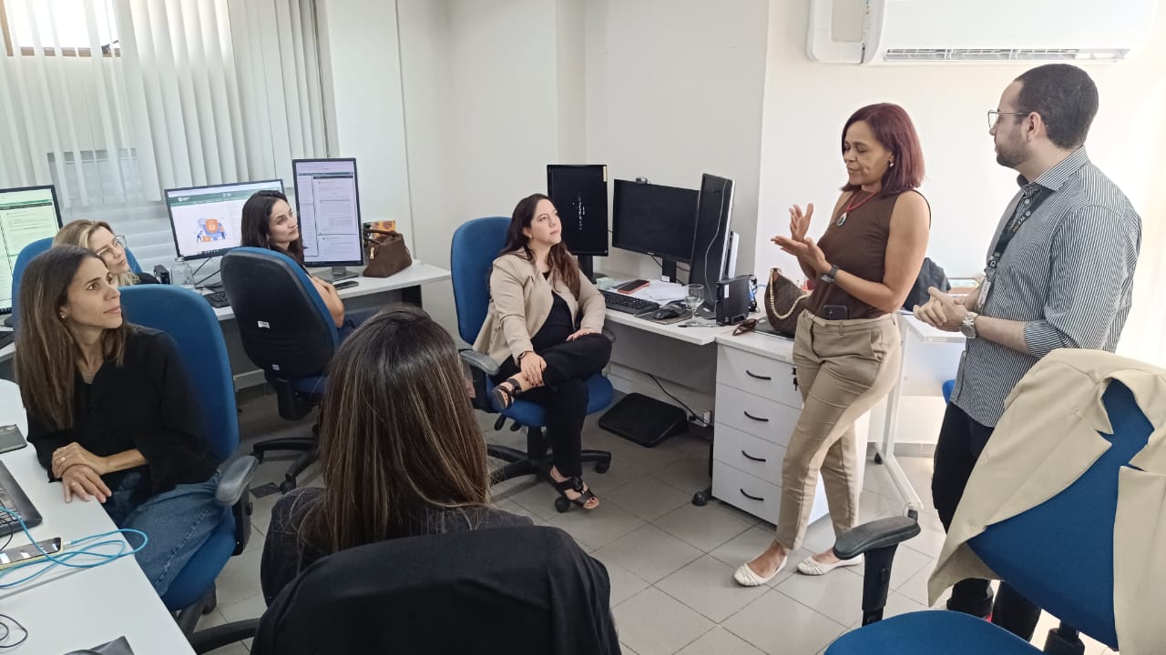 <h4 style="text-align: left"><strong>CGPD promove divulgação do Portal da LGPD e Tutorial para anonimizar documentos no TCE/RN</strong></h4><hr><p style="text-align: justify">Com o objetivo de fortalecer a cultura de proteção de dados pessoais no Tribunal de Contas do Estado do Rio Grande do Norte (TCE-RN), integrantes do Comitê Gestor de Dados realizaram visitas aos diversos setores da instituição para apresentar o novo Portal da LGPD e divulgar orientações sobre o tratamento adequado de informações pessoais.</p><p style="text-align: justify">Durante as visitas, também foi demonstrado o tutorial de utilização do anonimizador de dados do Sistema Adélia, ferramenta que auxilia servidores e colaboradores na proteção de dados pessoais em documentos e processos. A iniciativa busca ampliar o conhecimento sobre as soluções disponibilizadas pelo Tribunal e reforçar o compromisso institucional com a privacidade, a segurança da informação e a conformidade com a Lei Geral de Proteção de Dados (LGPD).</p>